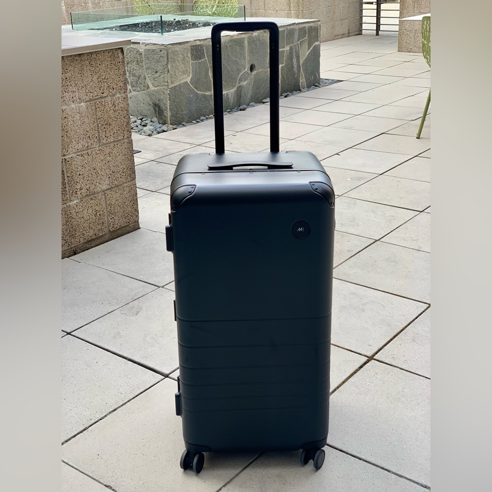 New Hybrid suitcase-trunk w/ telescopic handle, TSA locks & smooth wheel…